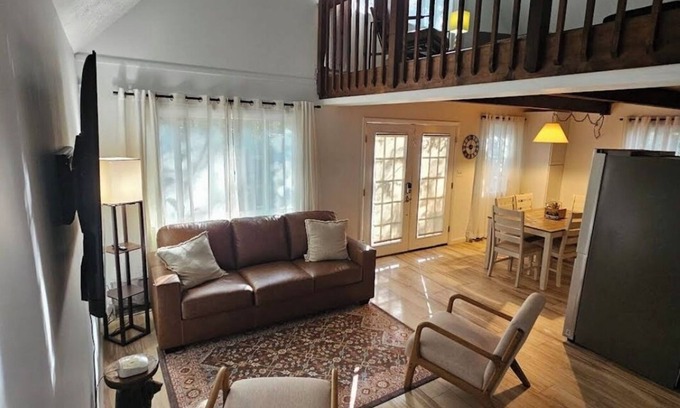 Tobyhanna Chalet De Esquí | Cozy 3-bedroom chalet in Tobyhanna/Mt Poconos w wifi come “Rewind & Relax”