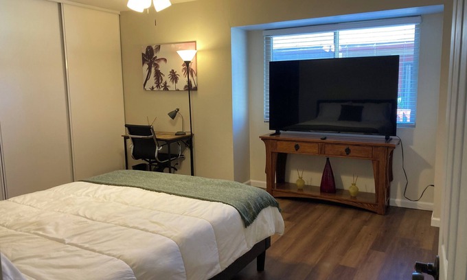Chula Vista Condominio | Cozy 3-bedroom condo with AC, WiFi, Fireplace, on site parking in Chula Vista