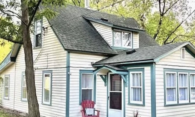Pequot Lakes Cabaña | Cozy 3 Bedroom Cottage 2 Blocks From Lake, Firepit, Boat and Snowmobile Parking