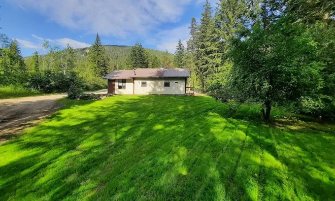 Thompson Okanagan Cabaña | Cozy 3 bedroom cottage in the woods