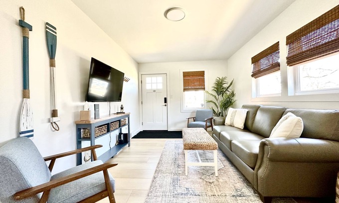Erie Casa | Cozy 3 Bedroom Cottage Your Home Away From Home.