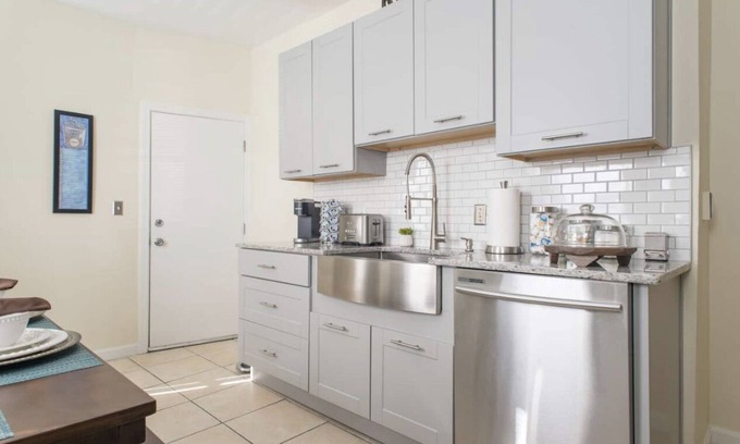 West Codman Hill - West Lower Mills Casa | Cozy 3 bedroom - Free Parking, close to buses.