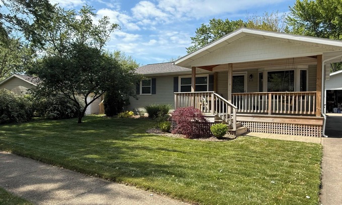 Michigan City Casa | Cozy 3 bedroom home, minutes to the beach, outlets, casino and dining.