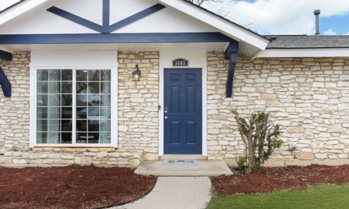 Arena District Casa | Cozy 3-bedroom home with AC and WiFi mins to Frost Bank CTR, Riverwalk, Alamo