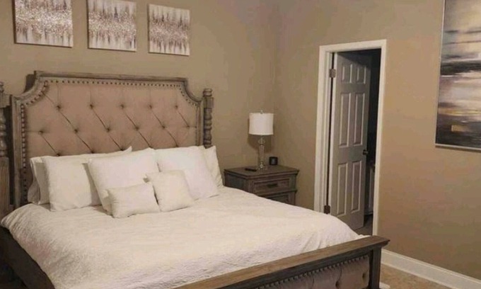 Broadmoor Casa | Cozy 3-bedroom house with pool and patio