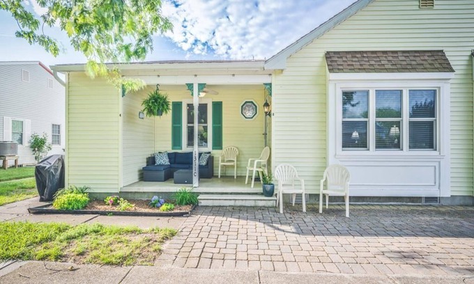 Village Green Casa | Cozy 3-Bedroom House near the Beach