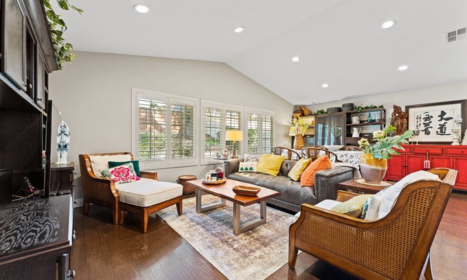 Glendora Casa | Cozy 3-bedroom house with hardwood flooring