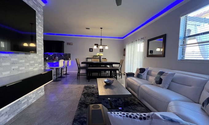 Homestead Casa | Cozy 3-bedroom townhome inHomestead , near Keys, with AC, full kitchen , WiFi