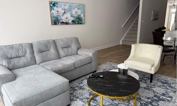 London Casa | Cozy 3 Bedroom Townhome near Hyde Park Mall & Western University
