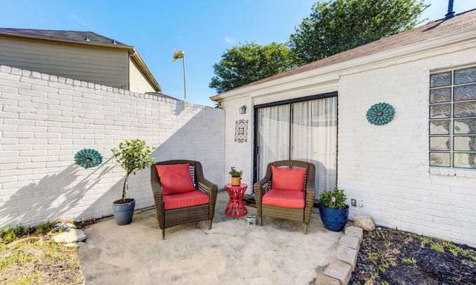 Clodine Casa | Cozy 3 bedrooms home with a fireplace.