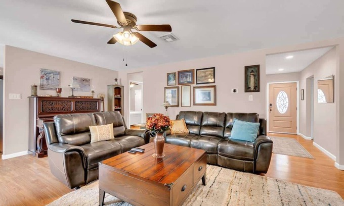 West San Antonio Casa | Cozy 3-BR House | Piano | Outdoor Grill | Sleeps 7