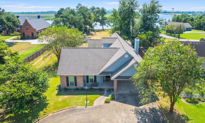 Lake Charles Casa | Cozy 3 BR Riverfront home in Westlake just minutes from downtown Lake Charles