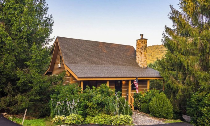 Foscoe Cabina | Cozy 3 level cabin in charming Banner Elk. Stunning views and central location.