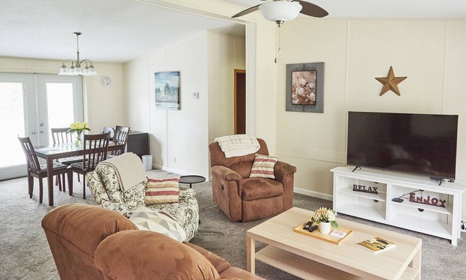 Independence Casa | Cozy 3bdr Home/Centrally located for KC Visitors/Families