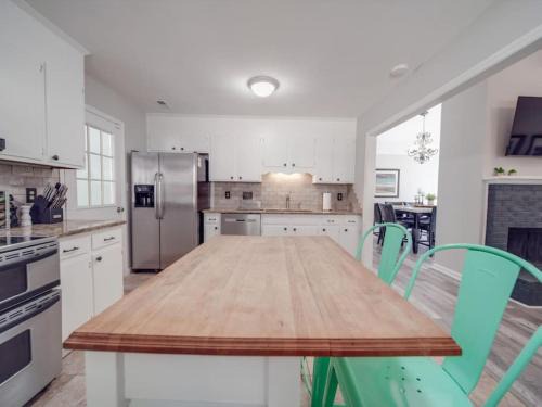 Biddleville Casa | Cozy 3BR Bungalow - City Views - Firepit -Football