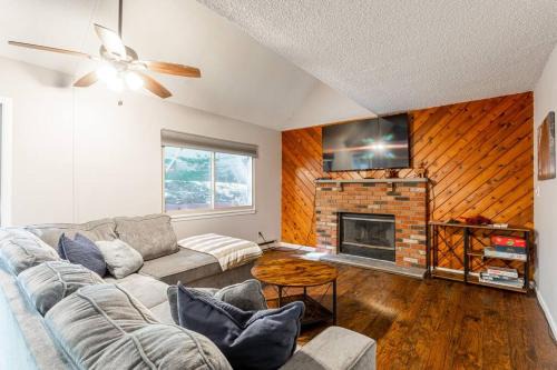 East Stroudsburg Casa | Cozy 3Br Fire Pit Hammock 2 Minutes to Beach