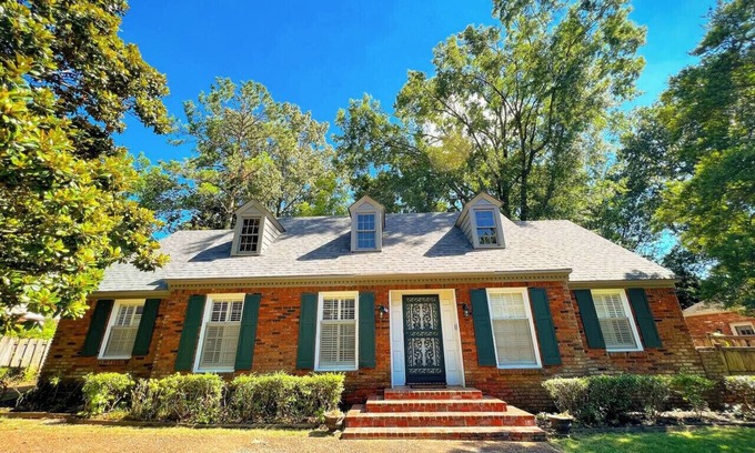 East Memphis Casa | Cozy 3BR Memphis Stay, Pet Friendly BBQ & Games