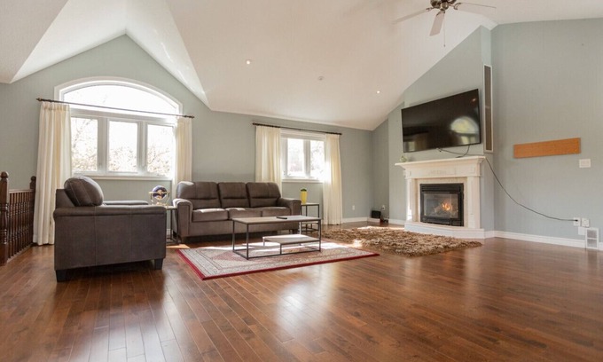 Barrie Casa | Cozy 3BR Retreat Near Centennial Beach