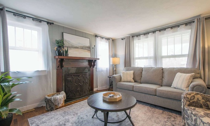 East Flat Rock Casa | Cozy 3BR w/ Free Attraction Tix | 6 Mins to Town