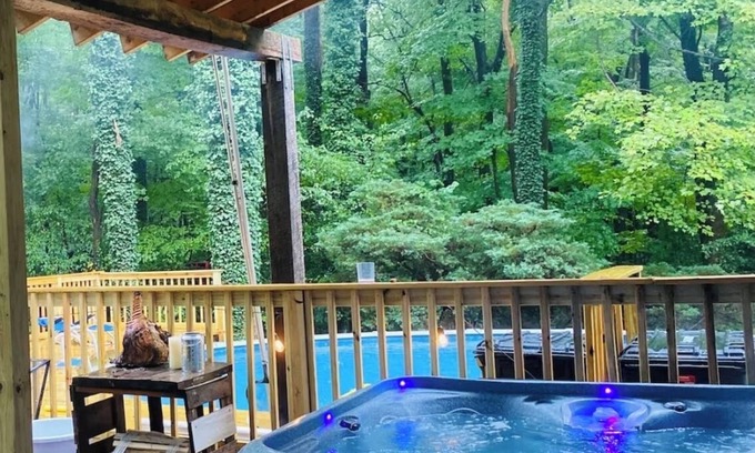 Champion Cabina | Cozy 4-bedroom cabin in 7 springs w/ hot tub for winter and pool in summer