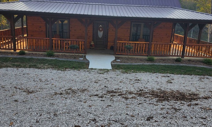 Lewisburg Cabina | Cozy 4-bedroom cabin with a private lake. Pet Friendly...