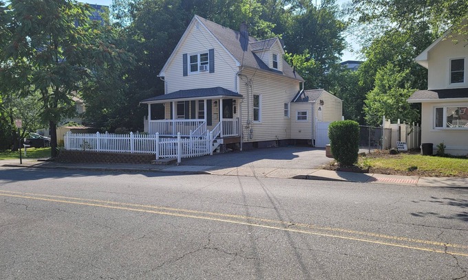 Teaneck Casa | Cozy 4-bedroom house in welcoming Teaneck with WiFi, AC