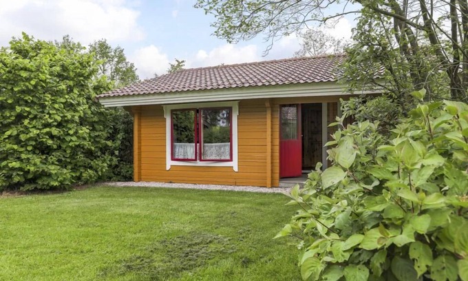Gramsbergen Casa | Cozy 4-person bungalow with veranda and central location at park ’t Hooge Holt, near the pool, playground and charming Gramsbergen.