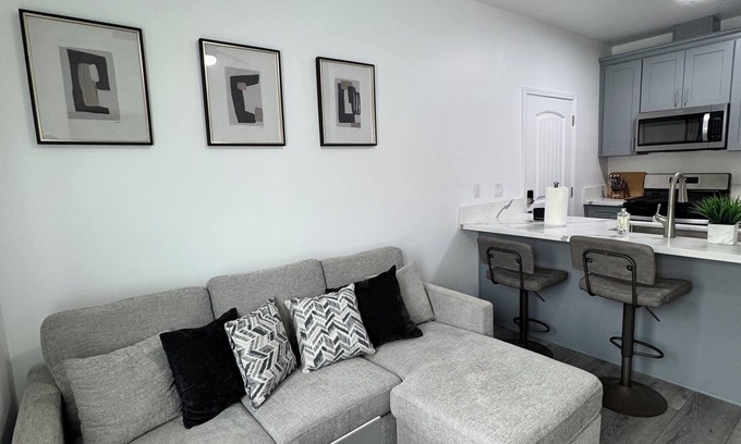 Callender Apartamento | Cozy 450sqft ADU in charming Guadalupe 4 minutes from the beach, Full kitchen.