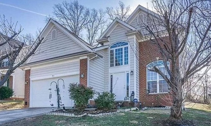 Prosperity Church Road Casa | Cozy 4B/2.5B University Home King Beds Jacuzzi