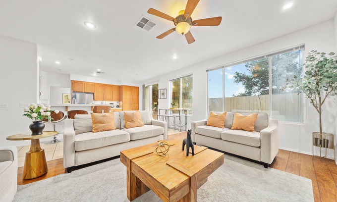 Riverside Casa | Cozy 4B2.5B｜Garage & Street Parking｜Pet Okay｜Backyard｜Perfect For Insured #42015