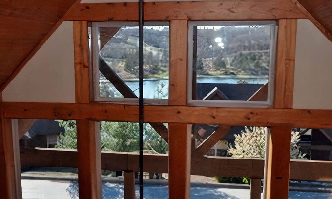 Reeds Spring Cabina | Cozy 4BD Chalet with loads of fun and laughter