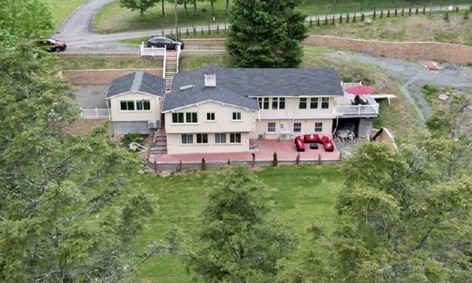 Greentown Casa | Cozy 4bd with the gym, sauna, hot tube seasonal pool