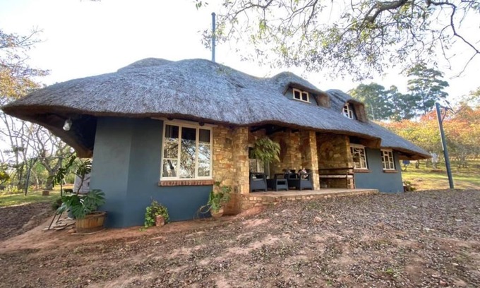 Chimanimani Cabaña | Cozy 4Bedroom Cottage with Rustic-Modern Twist, Fireplace, 2.5km nr Bridal falls