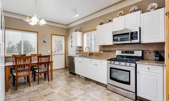 Airdrie Casa | Cozy 5-bedroom house, Near banff, 15 min to YYC airport