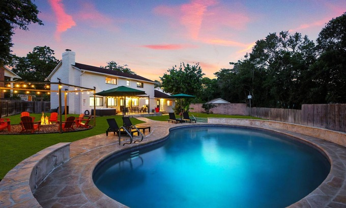 Castle Hills Casa | Cozy 6-bedroom house with Pool, Game Room, Fire Pit ,Hot Tub, Mini Golf