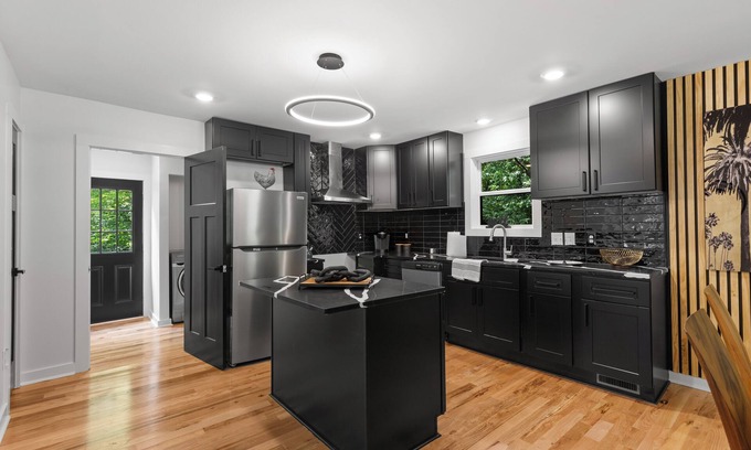 East Durham Casa | Cozy 6-Guest Stay Near Duke, Central & UNC University, 15 miles to RDU airport!