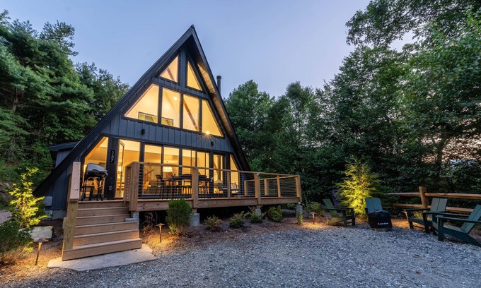 Vilas Cabina | Cozy A-Frame Cabin - In-Deck Hot Tub - near Boone