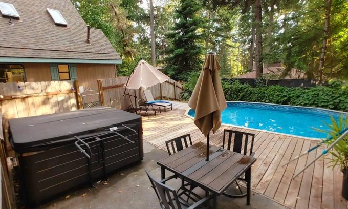 Willow Creek Cabina | Cozy A Frame Cabin Spa Retreat