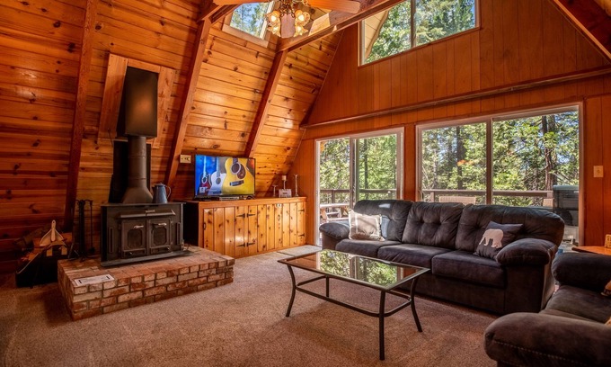 Altaville Chalet De Esquí | Cozy A-Frame Cabin w/ Lake Access & Dog Friendly