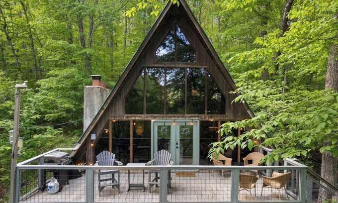 Wolf Laurel Cabina | Cozy A-Frame Mountain Retreat in Wolf Laurel – Stunning Views & Adventure Awaits!