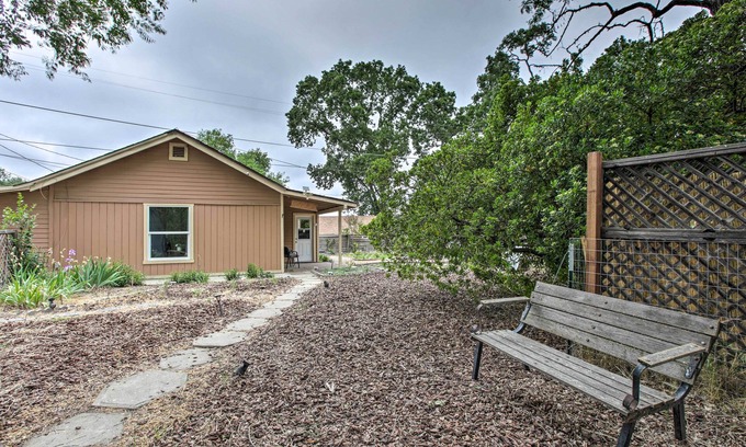 Atascadero Cabaña | Cozy Abode w/ Patio, 16 Mi to San Luis Obispo