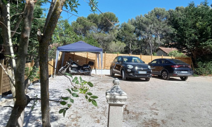 Velaux Apartamento | Cozy and air-conditioned independent apartment on the edge of the pine forest