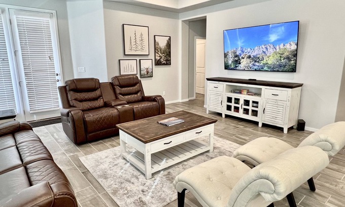 Las Cruces Casa | Cozy Alamo Casita 4br/2ba with Mini Golf in the backyard.