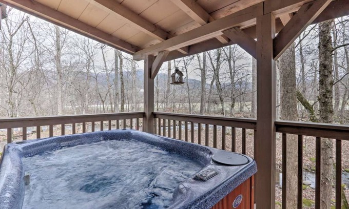 Cosby Cabina | Cozy `American Dream` Cabin w/ Hot Tub, Loft & BBQ!!!