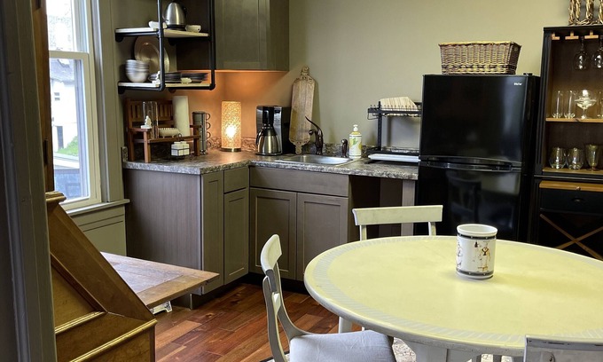 Little Falls Apartamento | Cozy and artistic Pied-a-Terre, perfect for a weekend romantic getaway.
