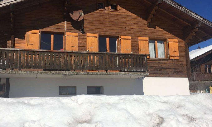 Leysin Chalet De Esquí | Acogedora y acogedora casa de campo con magníficas vistas a la montaña.