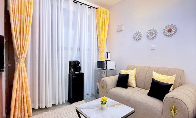 Kasarani Apartamento | Cozy and elegant studio in Nairobi fully furnished with detailed interior decor.