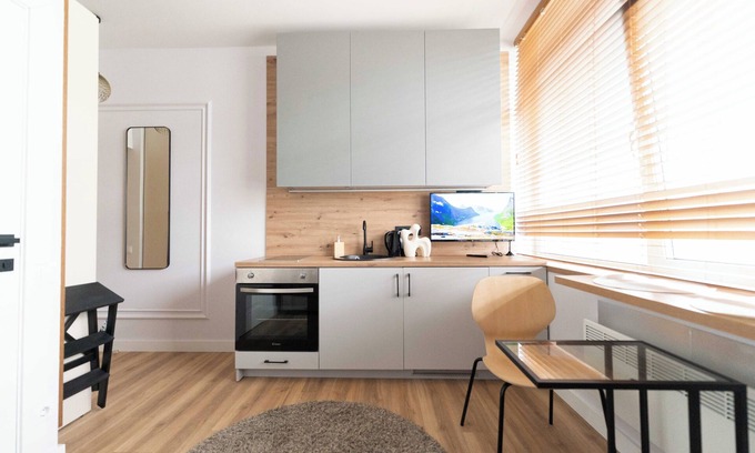Business District Apartamento | Cozy and Light Studio Apartment Near City Center