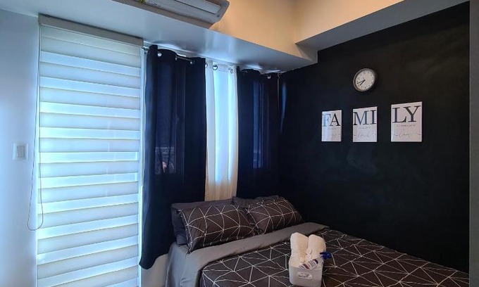 Barangka Ilaya Hotel | Cozy and Lovely 1 Bedroom with Balcony near MRT Boni with WiFi and Netflix