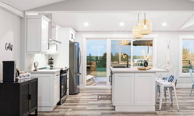 Cormierville Cabaña | Cozy and Modern Oceanview Cottage With hot Tub